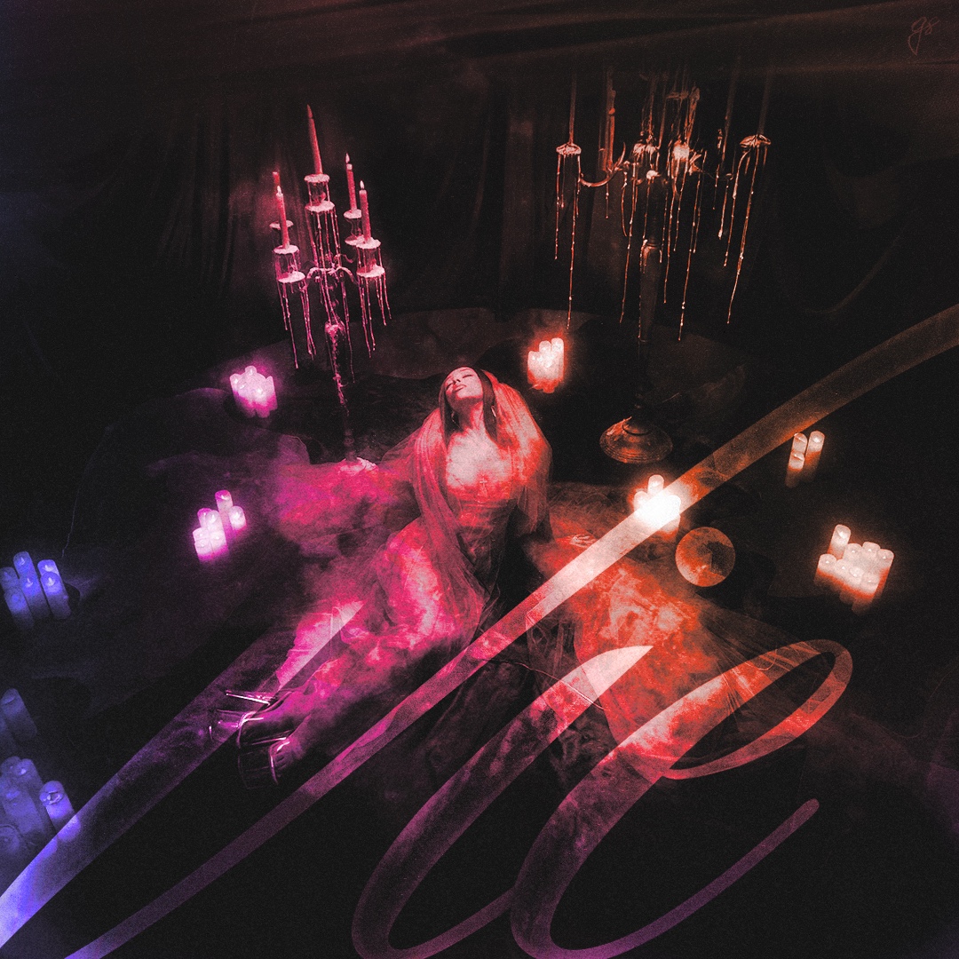 Scena rituale illuminata da candele rosa, rosse e blu